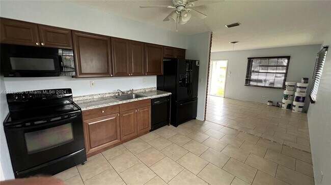 Building Photo - 6021 SW 36th Ct