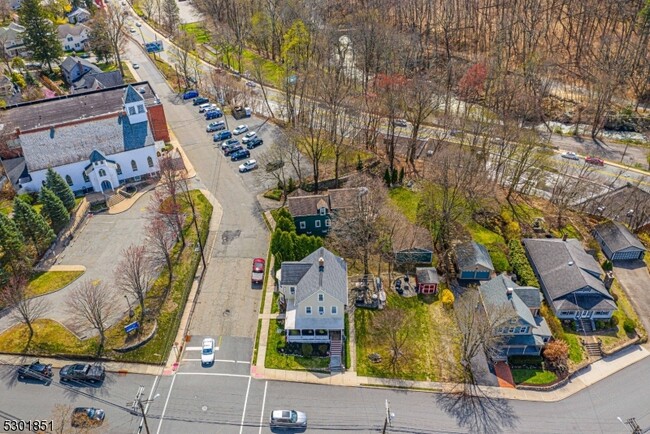 Building Photo - 129 Highland Ave