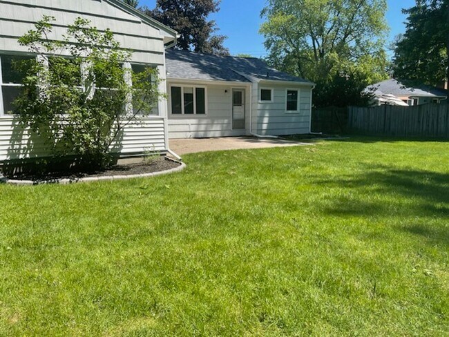Building Photo - 3 Bedroom / 1.5 Bath Home - East Rochester...