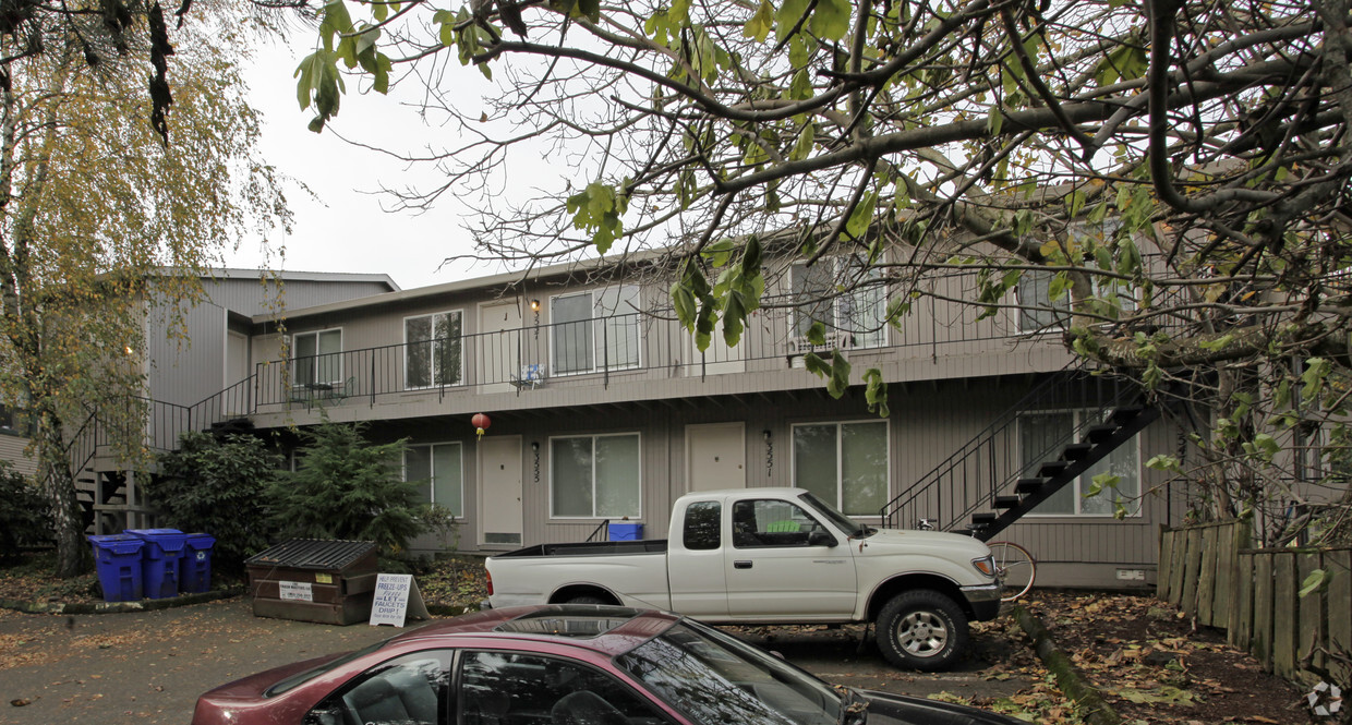 Building Photo - Milwaukie Apartments