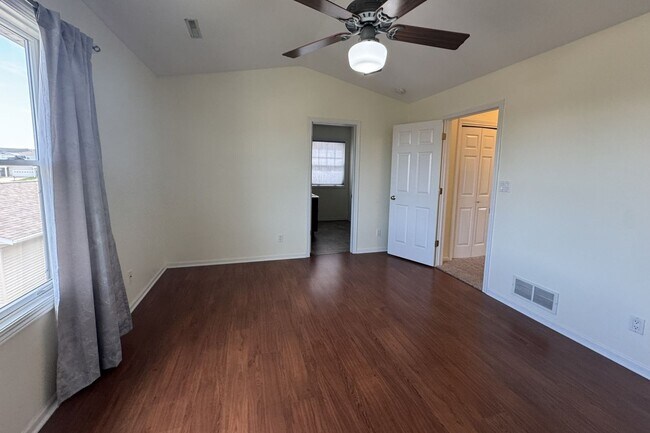Foto del edificio - MOVE-IN SPECIAL! $500 OFF FIRST MONTH'S RENT! Large Townhome in North Ames