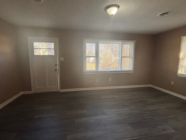 Building Photo - 3-Bedroom convenient to South Elm-Eugene and I-40