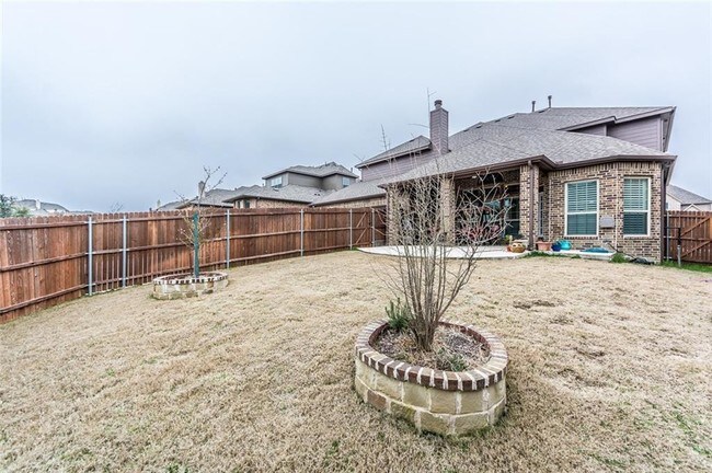 Building Photo - 8206 Fallbrook Dr