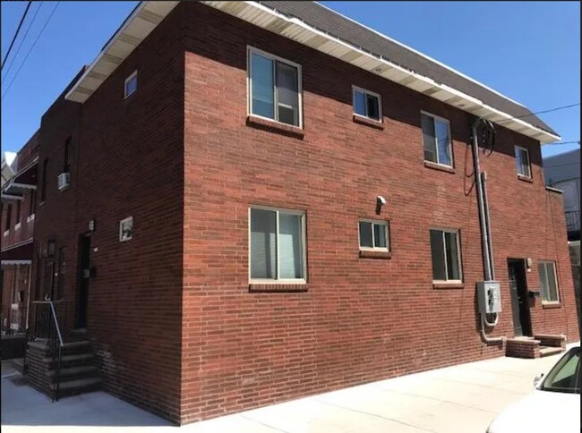 Building Photo - 1755 S Mole St