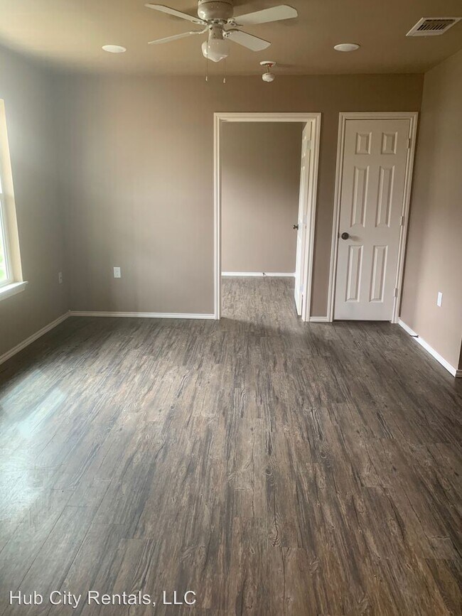 Building Photo - 3 br, 1 bath Apartment - 2809 East 2nd Street
