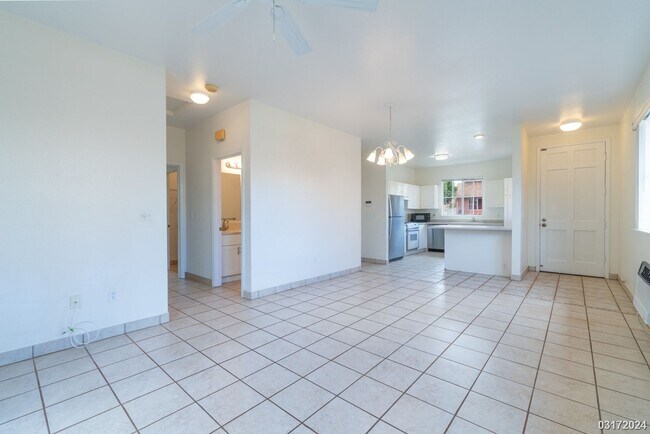 Foto del edificio - RARELY AVAILABLE 2BR 2BA HOUSE w/2-CAR GAR...