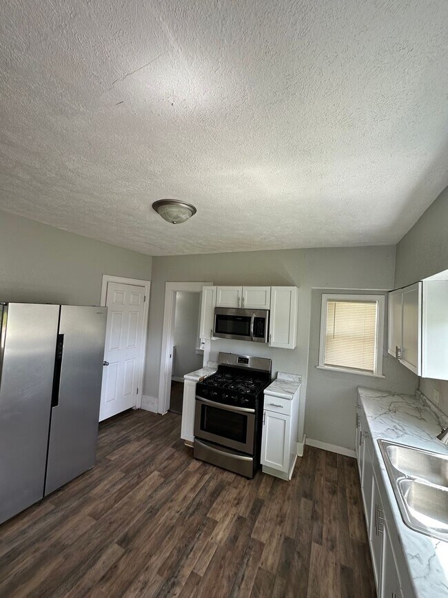 Building Photo - 3 Bedroom 1 Bathroom Apartment