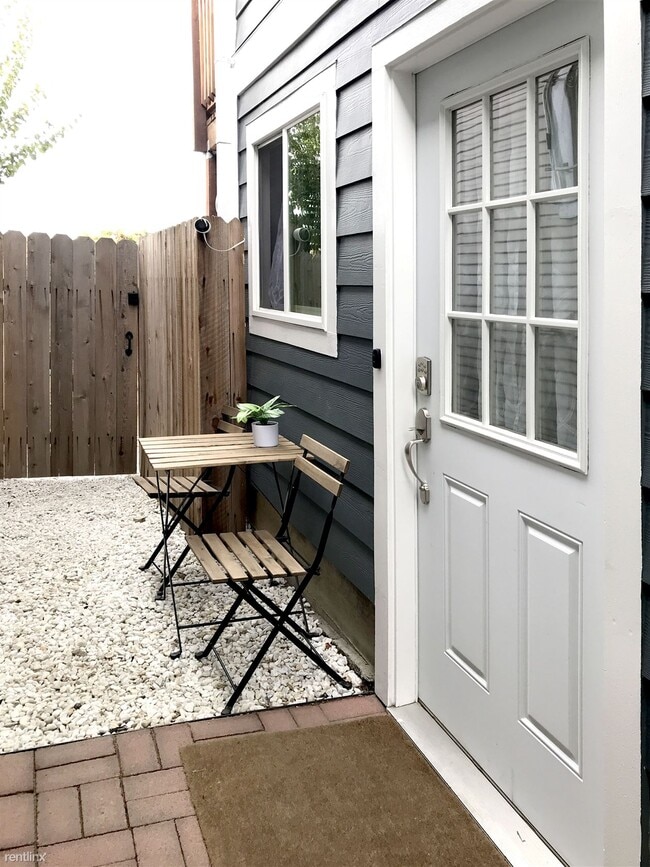 Building Photo - 2 br, 1 bath Duplex - 2003-2005 Crosby Ave...