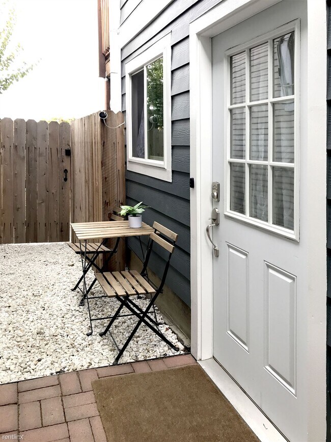 Foto del edificio - 2 br, 1 bath Duplex - 2003-2005 Crosby Ave...