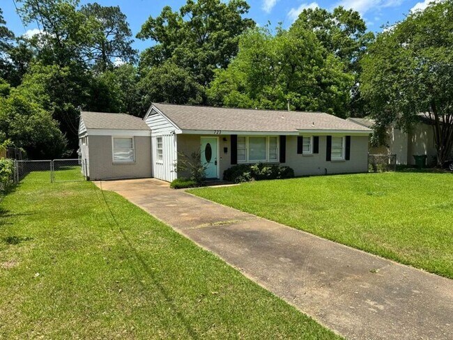 Building Photo - 3 Bedroom Classic Brick Cutie !!