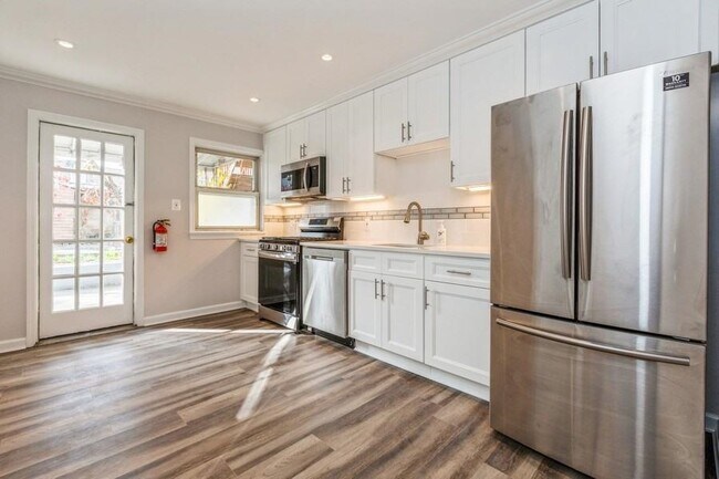 Building Photo - 211 43rd St
