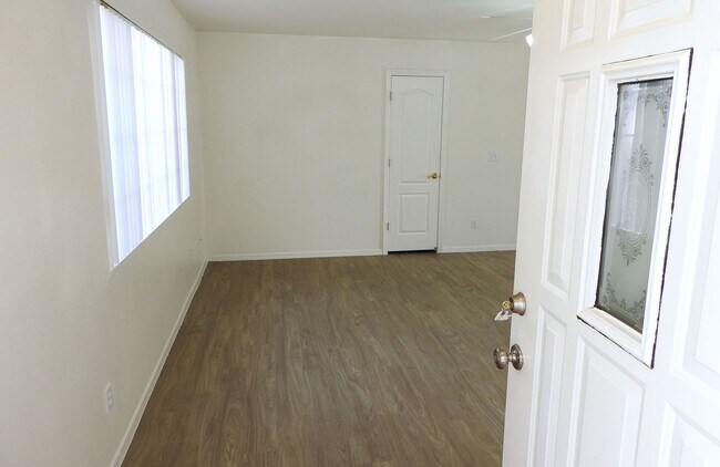 Foto del edificio - 3+2 Stylish, Move-In Ready Home with New Flooring and Fresh Interior