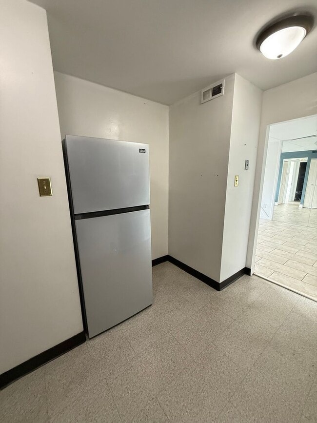 Building Photo - Linden Street Apartment GREAT Location ,in...
