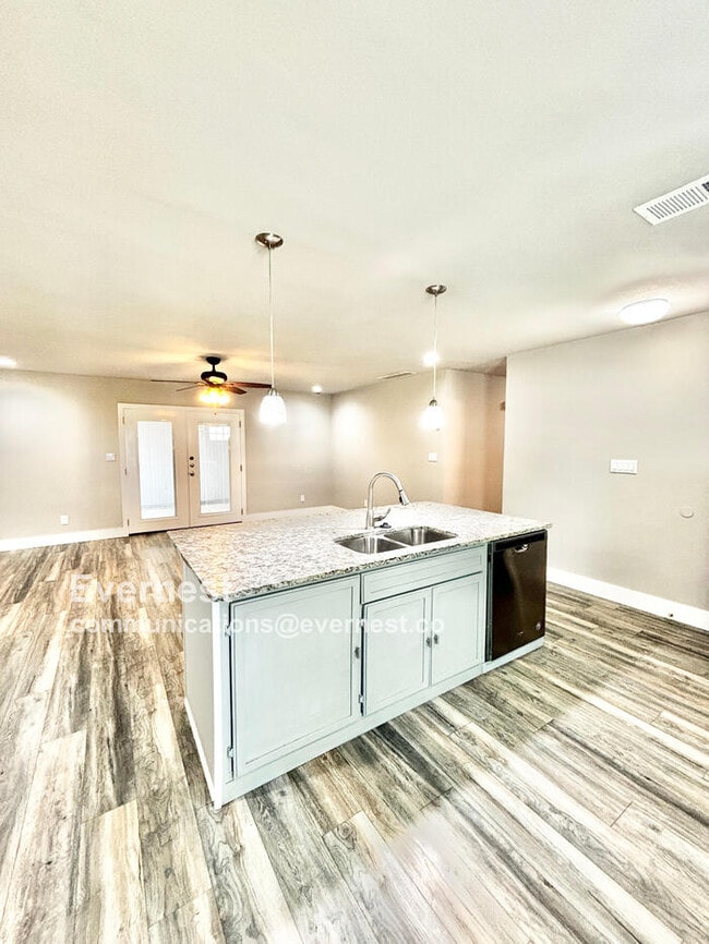 Building Photo - 807 Meadow Mead Dr