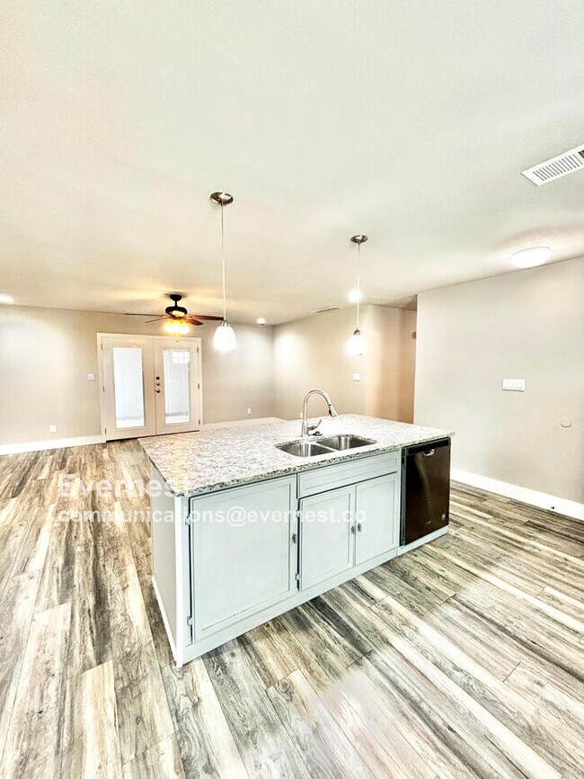 Foto del edificio - 807 Meadow Mead Dr
