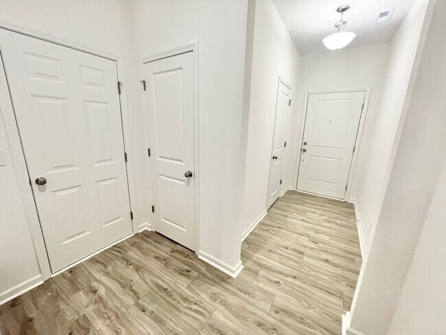 Building Photo - Brand New Townhomes!  Free month of Rent! ...