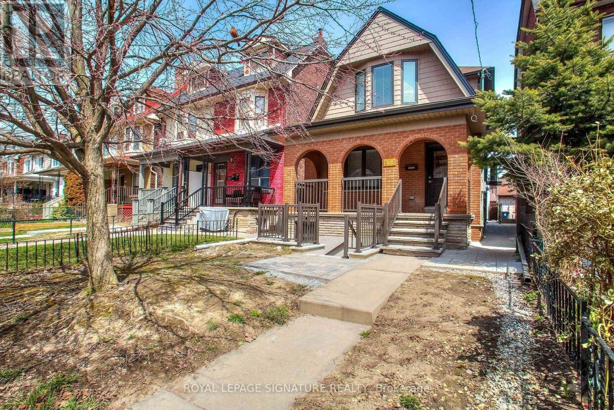 Primary Photo - 235-235 Beatrice St