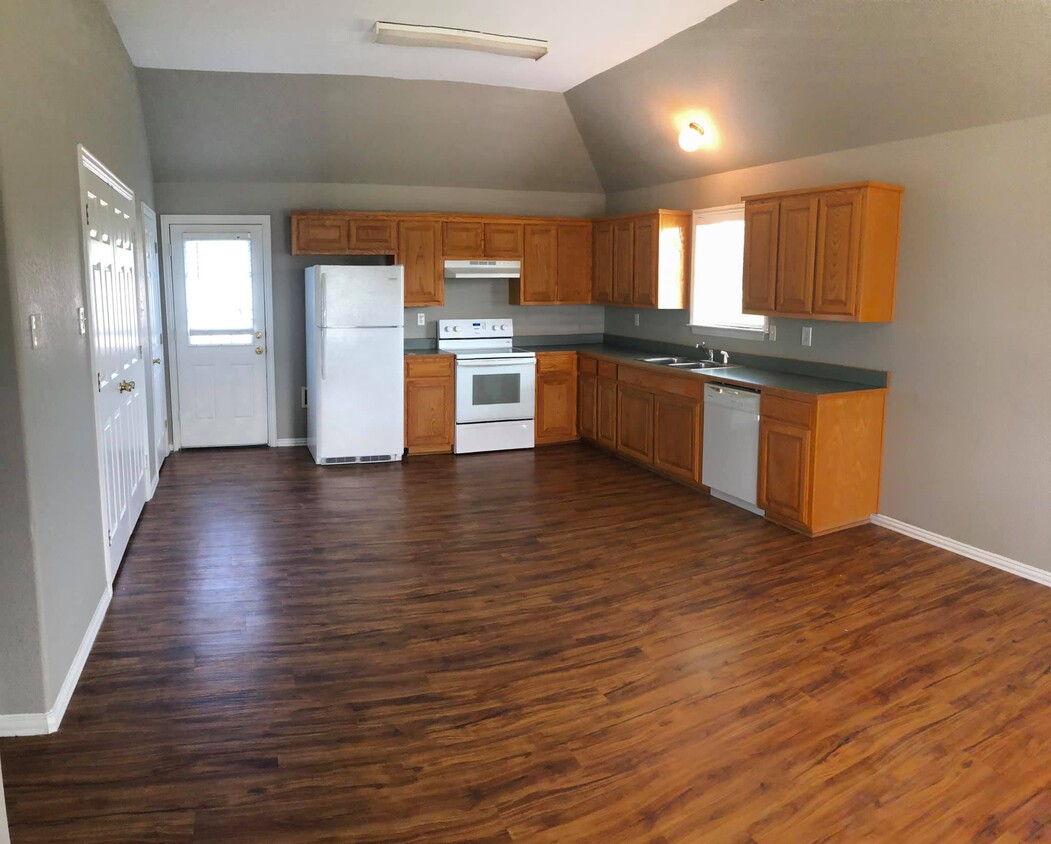 Three bedroom duplex - Crestwood Apartments