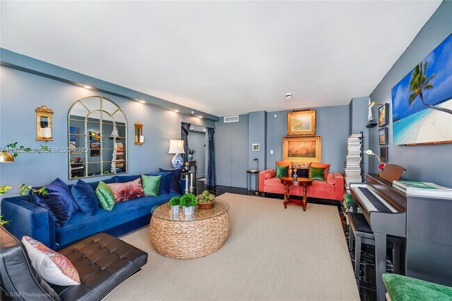 Building Photo - 2555 Collins Ave