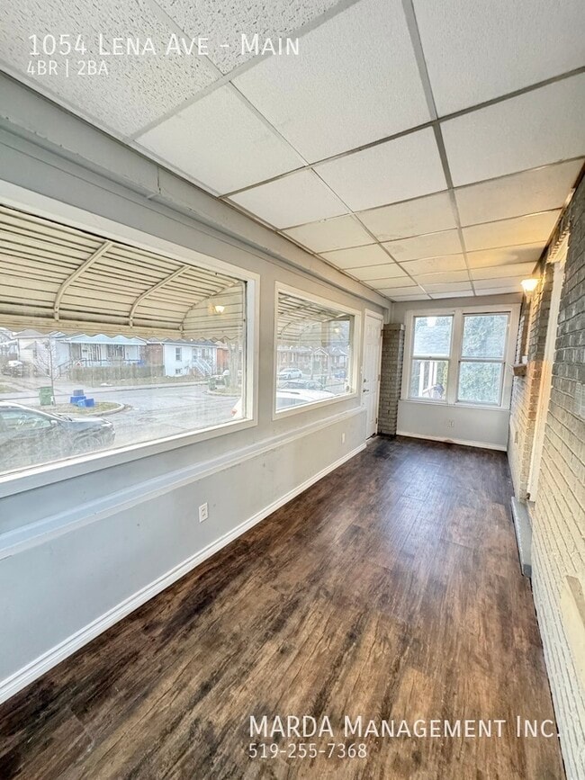 Photo du bâtiment - CHARMING 4+1 BED / 2 BATH WEST HOME + HYDRO,WATER&GAS! 1/2 MON FREE!