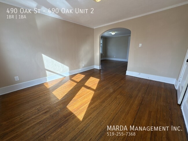 Building Photo - SPACIOUS 1-BEDROOM/1-BATH APARTMENT ON SEC...