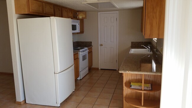 Building Photo - 3 Bedroom Home, Central Location