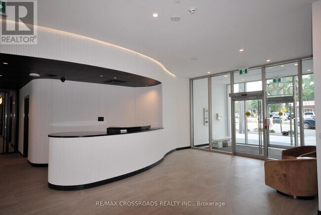 Building Photo - 689 The Queensway