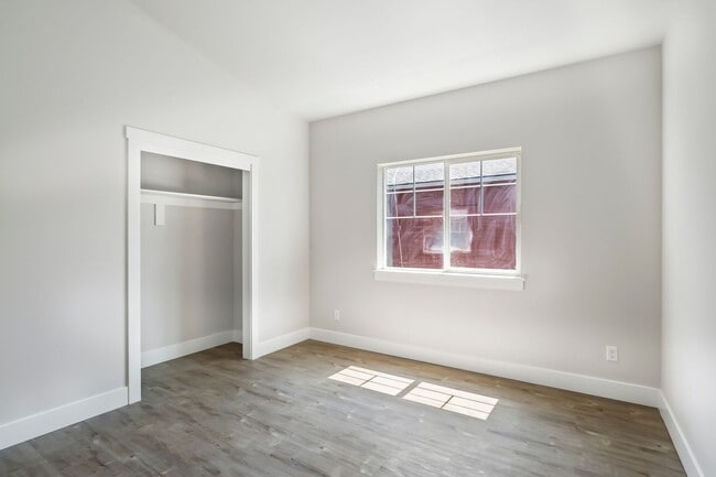 Building Photo - m2070