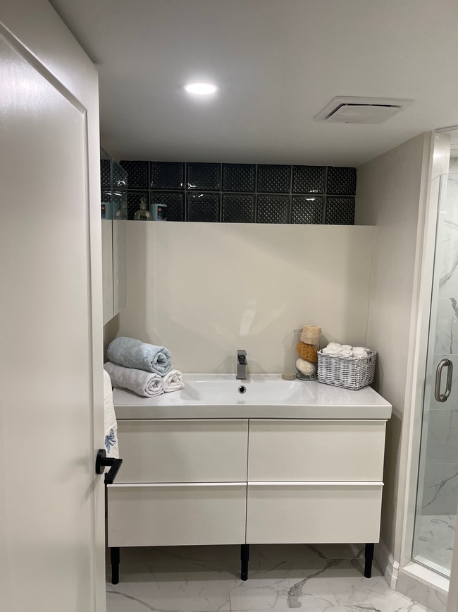 Photo du bâtiment - Gorgeous One Bedroom Apartment in Bloor We...