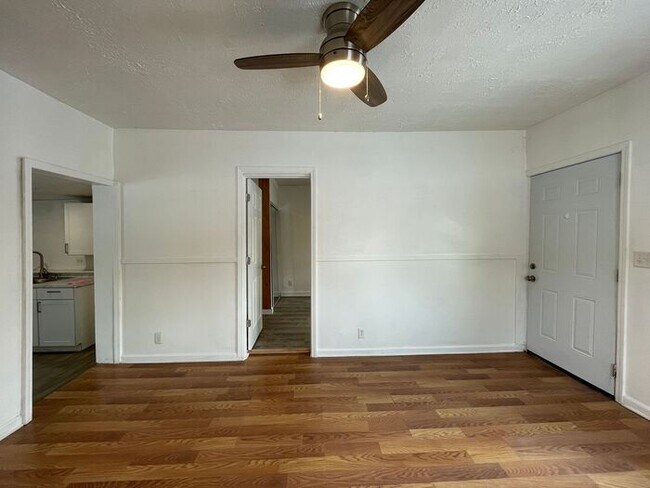 Foto del edificio - Charming 1-Bedroom Home in a Convenient Lo...