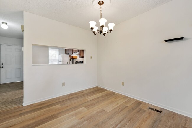 Foto del edificio - Spacious end unit townhome minutes from Du...