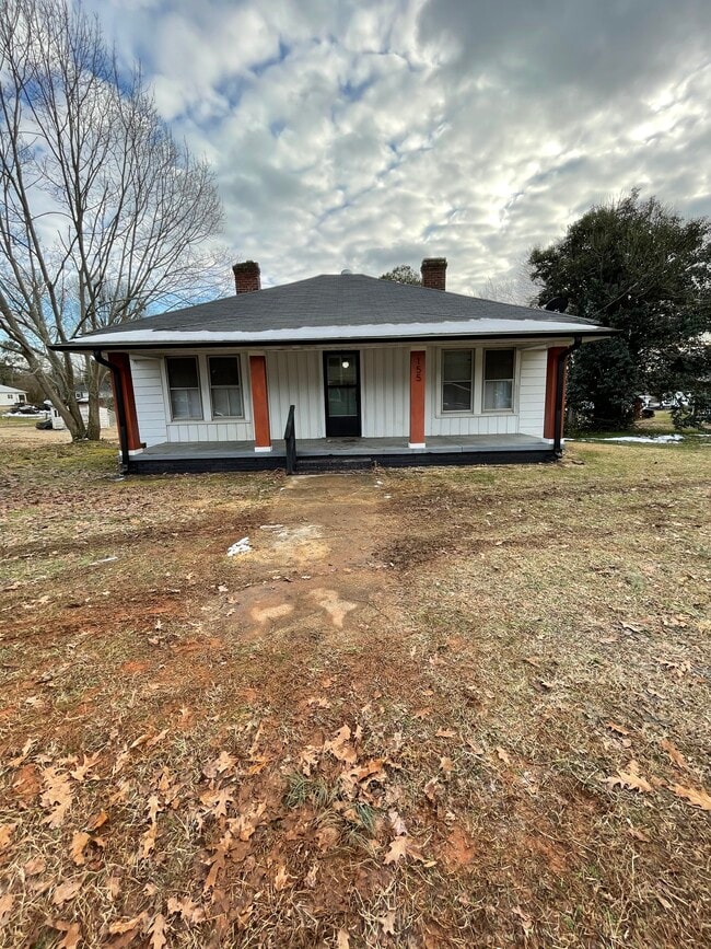 Building Photo - 155 Maple St