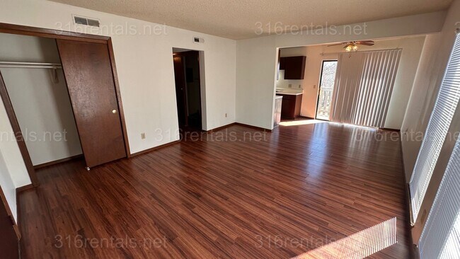 Foto del edificio - $750 - 2 bed 1 bath - Second floor Apartment