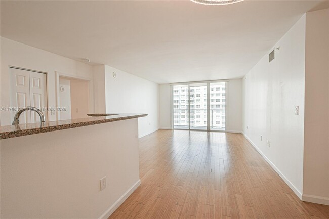 Foto del edificio - 1155 Brickell Bay Dr