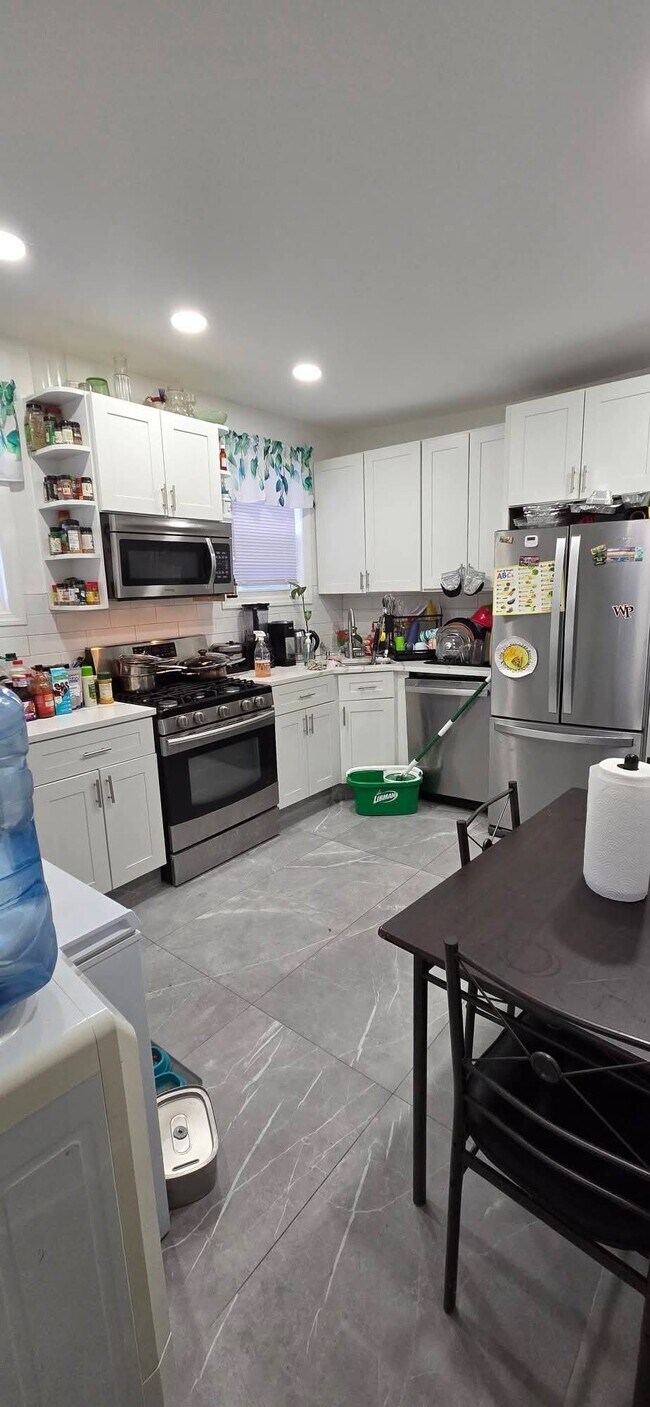 Building Photo - 35 Vernon Ave