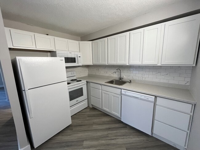 Building Photo - ONE BEDROOM APARTMENT LOCATED IN THE HEART...