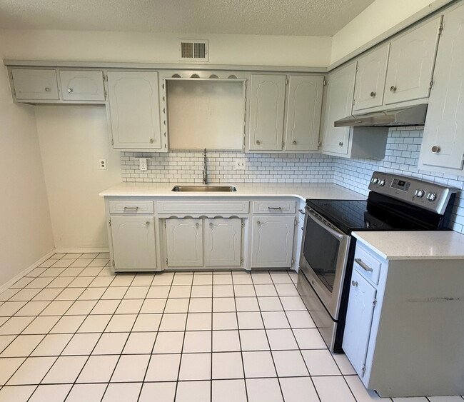 Building Photo - Inviting Mustang Gem with Spacious Kitchen...