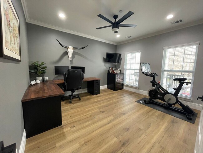 Foto del edificio - Renovated 4 Bedroom, 2.5 Bath Open Floorpl...