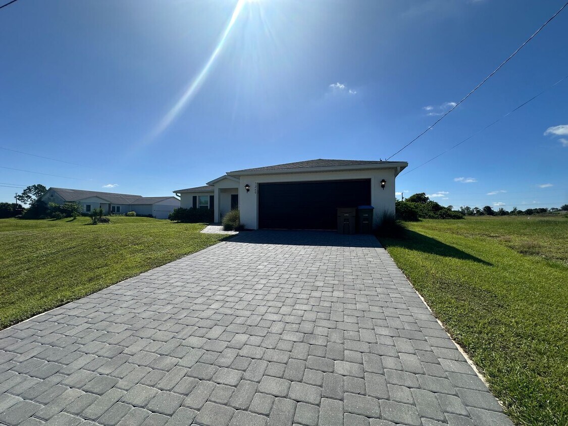 Foto principal - 3 Bedroom/ 2 Bath Corn Lot Home in NE Cape...