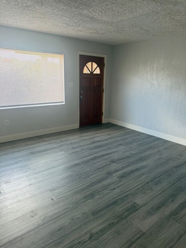 Building Photo - 527 A Ln