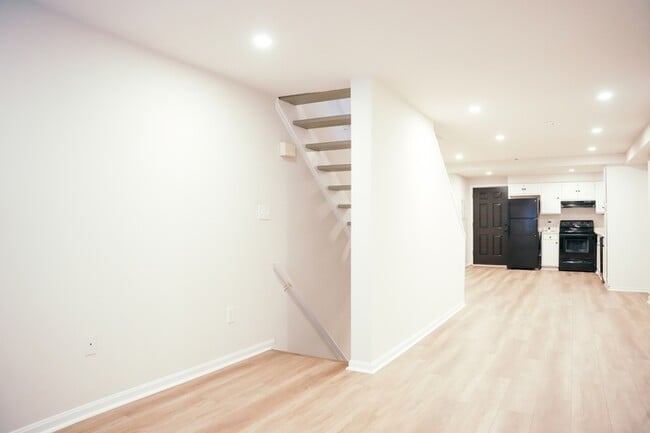 Building Photo - 916 W Lombard St