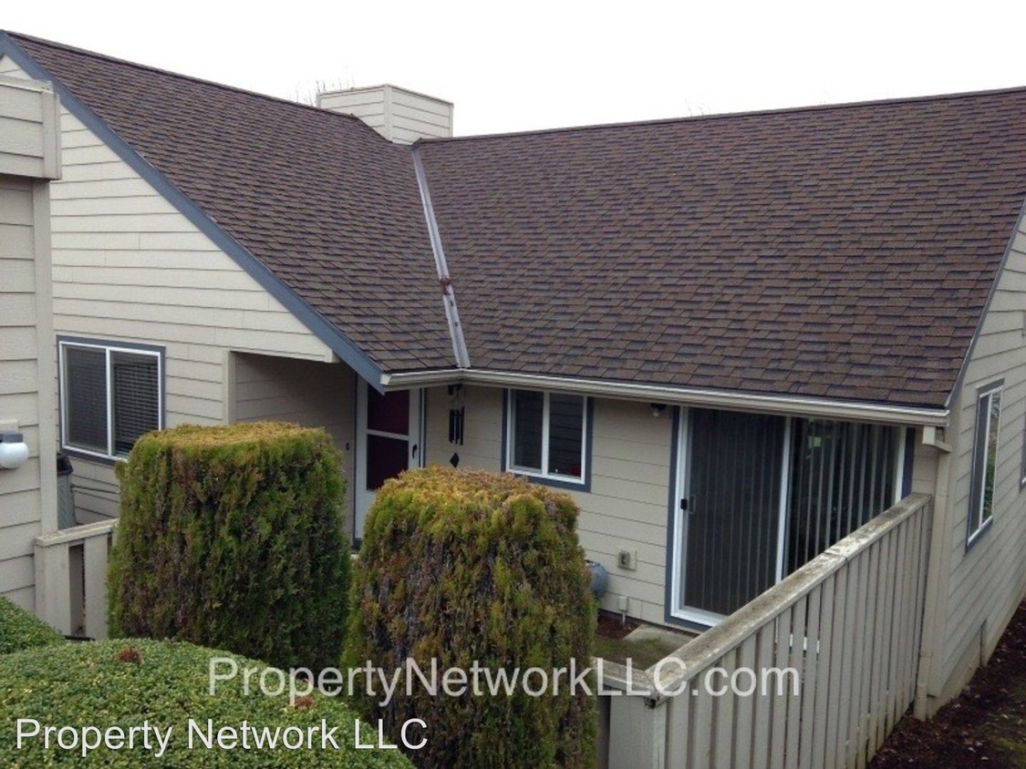 Primary Photo - 371 NE Village Squire Ave