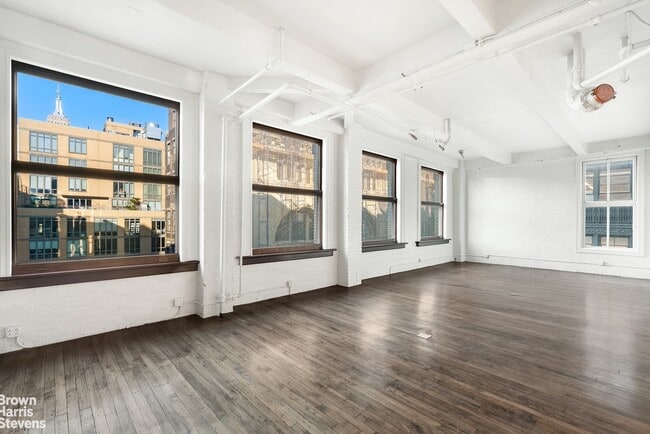 Building Photo - TOP FLOOR 50FT LOFT