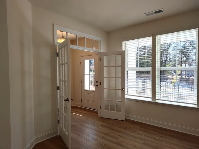 Foto del edificio - Beautiful Pristine, move-in ready Townhome...