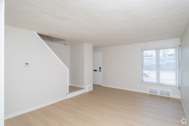 2 habitaciones, 1 baño - 815 pies cuadrados - Sala de estar - Amherst Townhomes