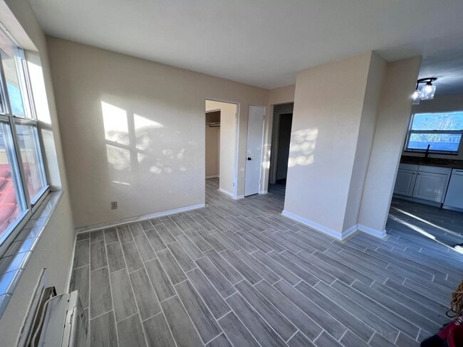 Foto del edificio - 5645 Central Ave