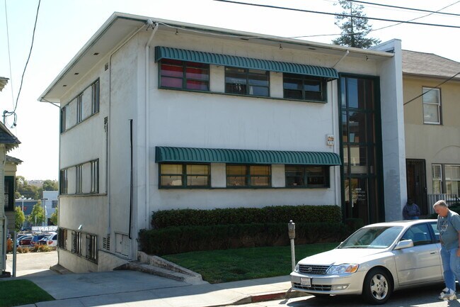 Building Photo - 2832 Summit St