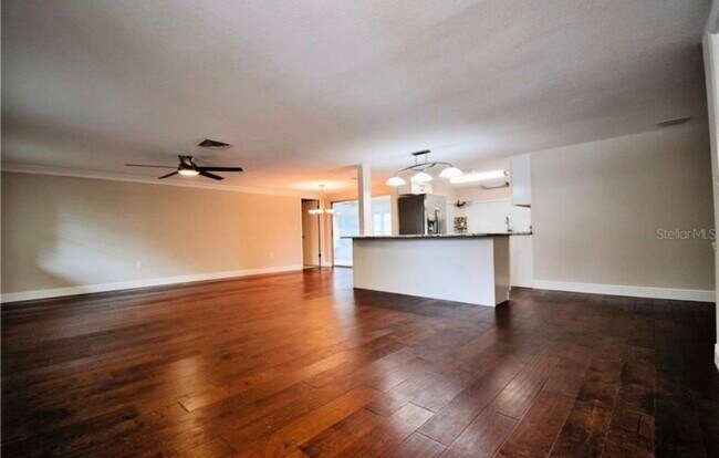 Foto del edificio - 8504 Sunflower Ln