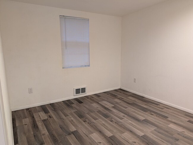 Foto del edificio - 107 E Section St