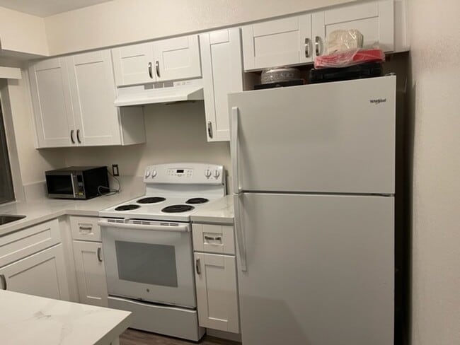 Building Photo - 2 Bedroom 2 Bath Single Story Condo in Mission Valley- Park Villas North